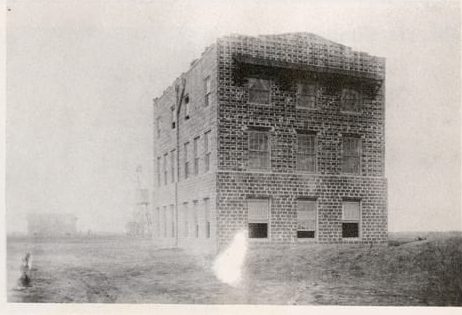 The first wing of Skinner Building, 1921 (Juntos 1963)
