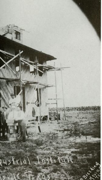 Building the Texas-Mexican Industrial Institute, Kingsville (Juntos 1988)